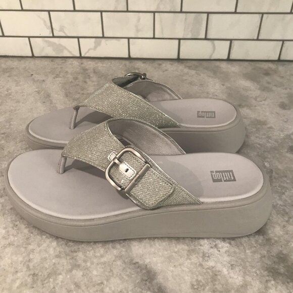 FitFlop Sandals Womens Size 9 Silver Toe-Post Platform Wedge Buckle HG8-011 - Picture 1 of 11